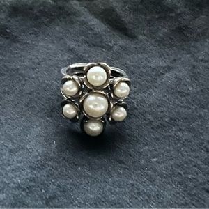 Pandora ring. Silver with 7 pearls.